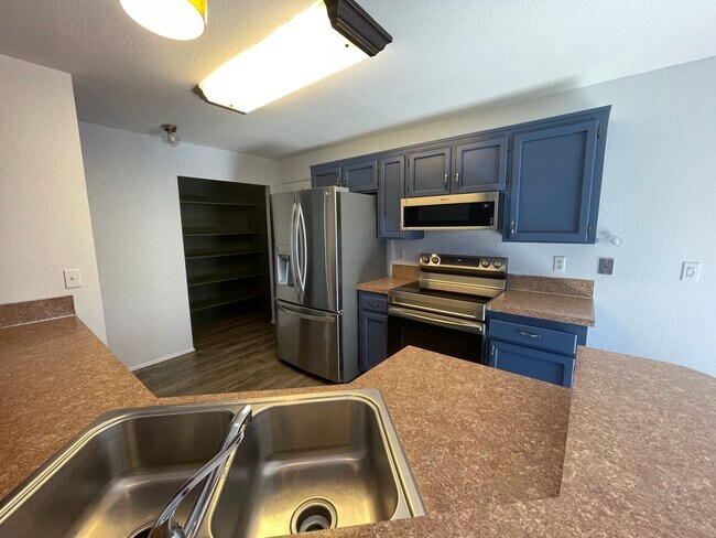 Building Photo - ***PENDING APPLICATION***Lovely Pet Friendly, 3 Bedroom Home!