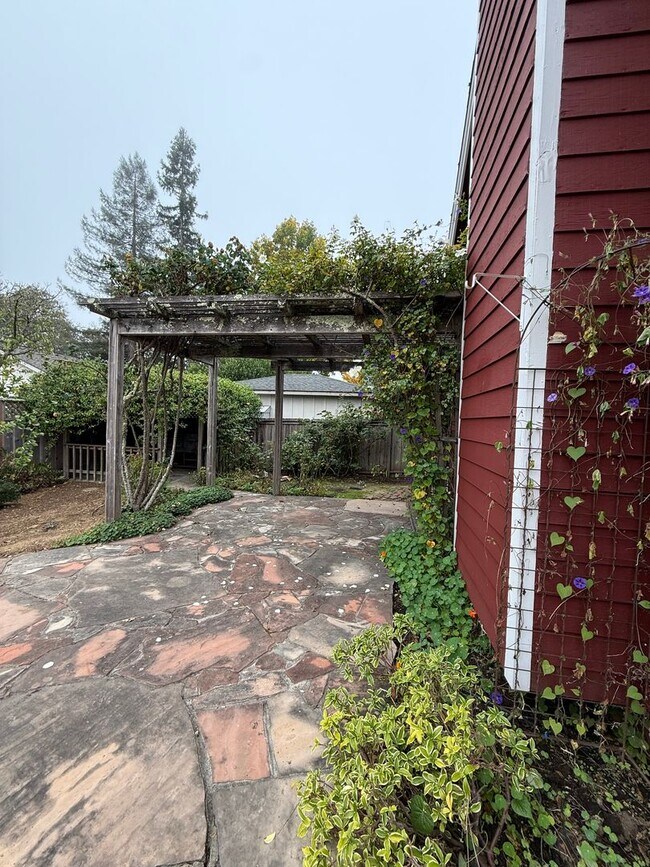 Building Photo - Experience the perfect blend of comfort, s...