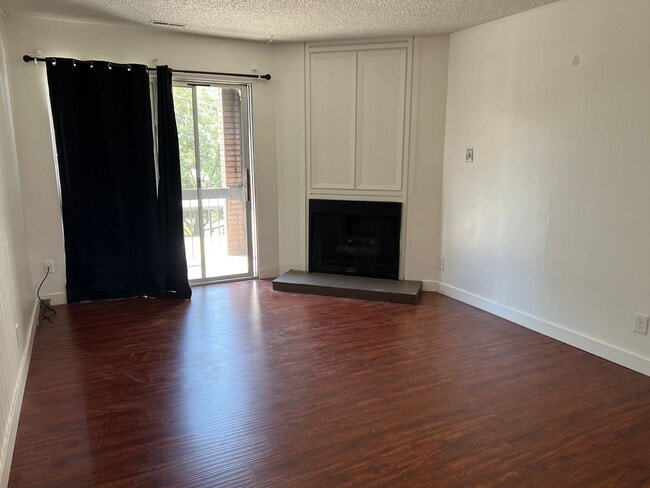 Building Photo - Amazing Room Downtown Renovated/Fireplace/Balcony/View