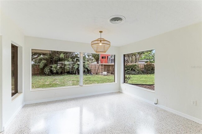 Building Photo - 2618 Valencia Dr