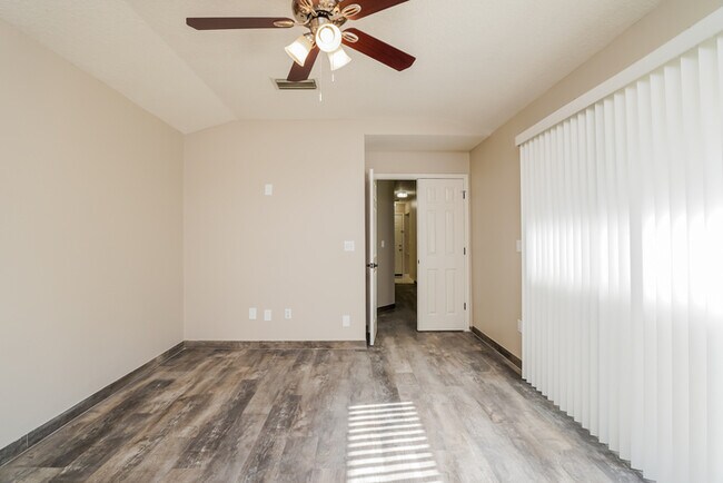 Building Photo - 542 Eldron Ave