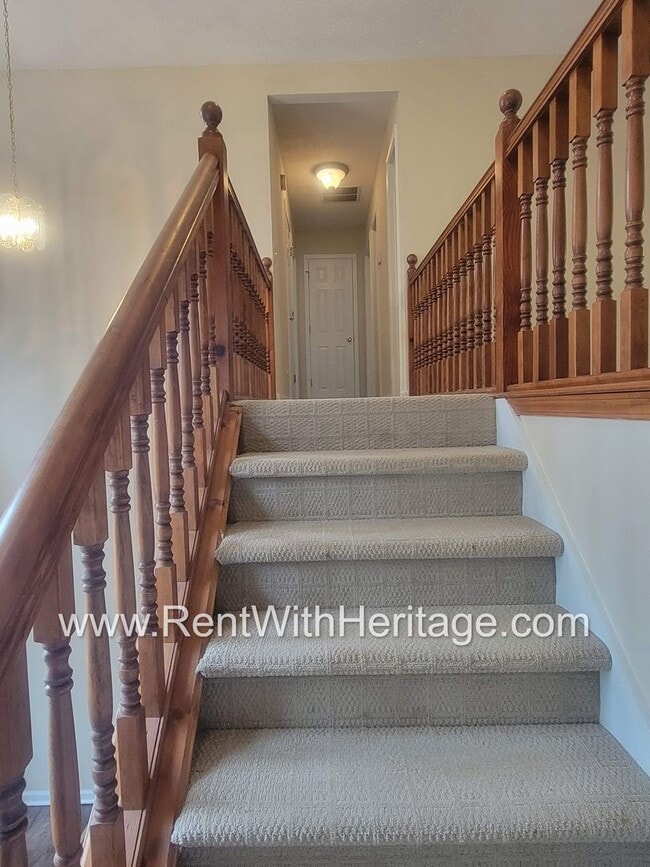 Building Photo - WOW!!...GORGEOUS HOME/HARDWOOD FLOORS/ UPGRADES GALLORE / SWIM - TENNIS