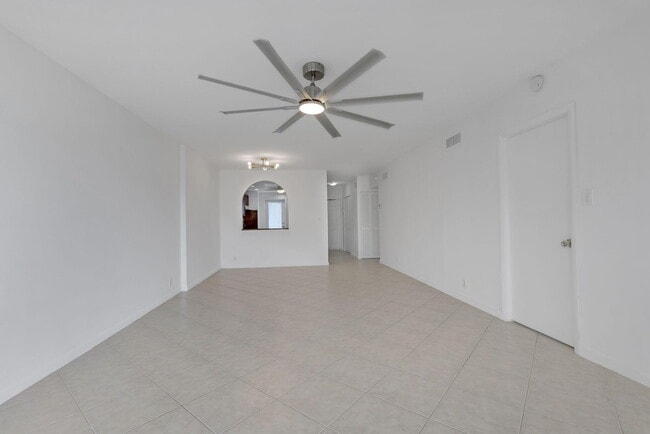 Building Photo - 750 N Ocean Blvd