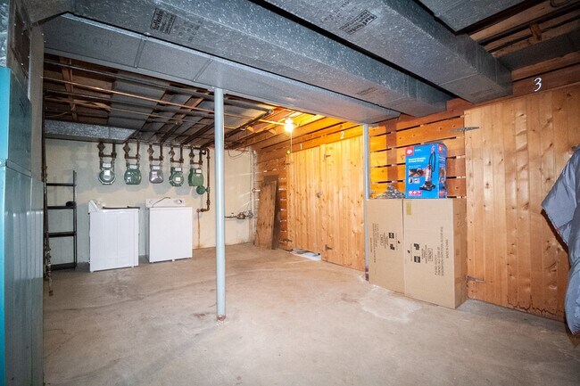 Building Photo - 2962 Carskaddon Ave