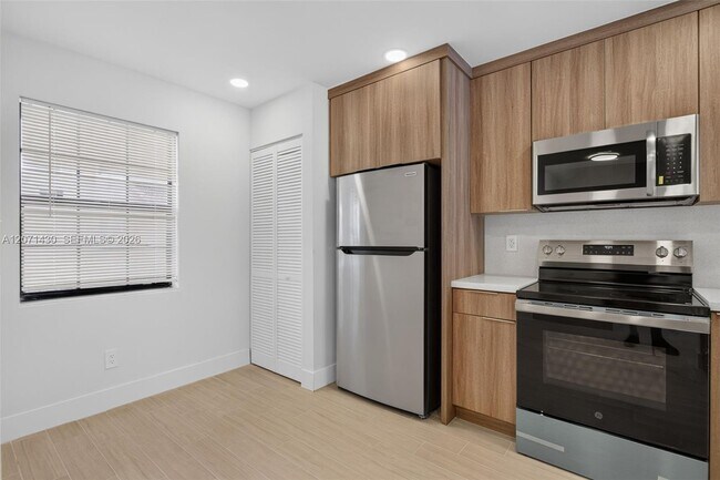 Building Photo - 2880 Coral Springs Dr
