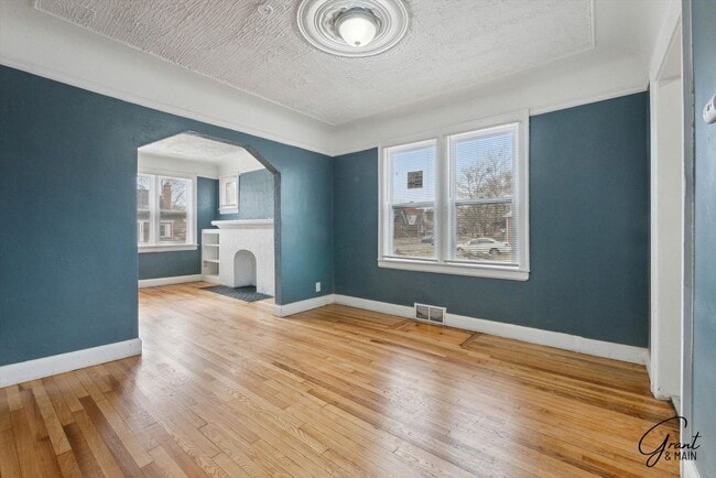 Building Photo - 4 bedroom $1300