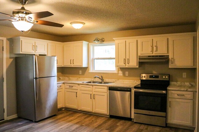 Building Photo - Gated Community Living