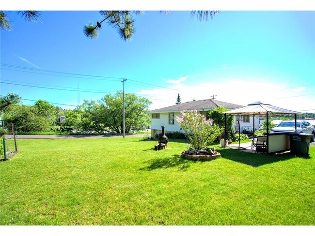 Building Photo - 204 N Blackman Ave