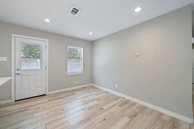 Building Photo - 6707 Columbia Dr