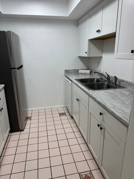 Building Photo - 705 S Daytona Ave