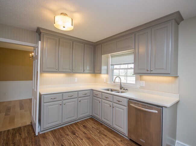 Building Photo - Beautiful Home in Athens City near Buc-ees!