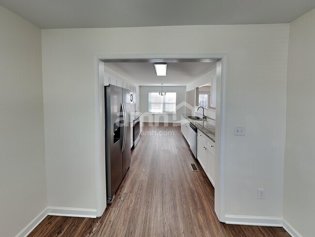 Building Photo - 204 Bates Ct