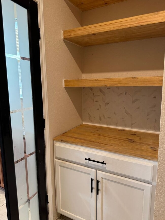 Building Photo - Loma Mesa 3 bedroom, 2.5 bath home ready for move-in!