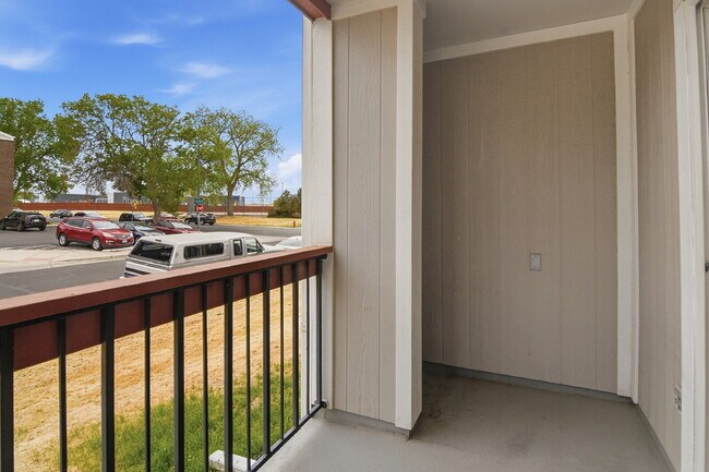 Building Photo - $1,495.95 - 1 Bed, 1 Bath Updated Unit in Westminster with In Unit Washer/Dryer!