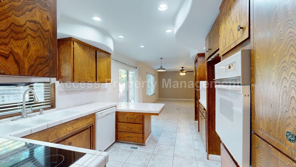 Building Photo - 3355 San Fernando Ct