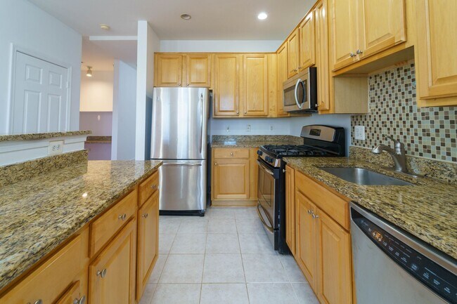 Building Photo - 3 level 2 BR 2BA condo in Fairfax Ridge