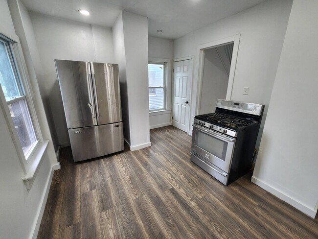 Building Photo - Charming 3-Bedroom Property in Prime Location