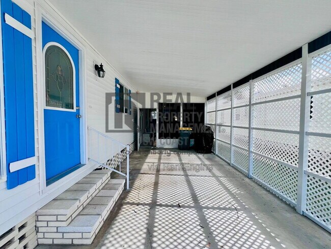 Building Photo - 202 Fan Palm Ln