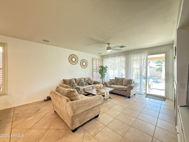 Building Photo - 757 W Aloe Pl