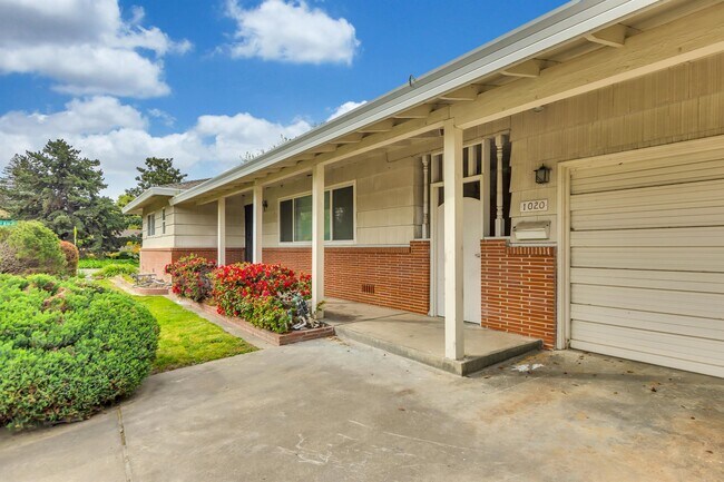 Building Photo - 1020 Seamas Ave