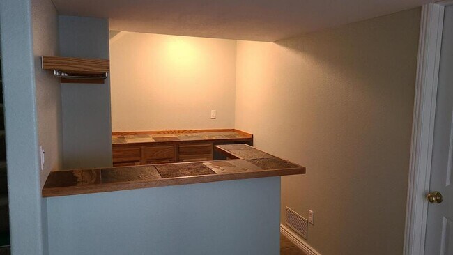 Building Photo - 818 S Terry St Unit 1