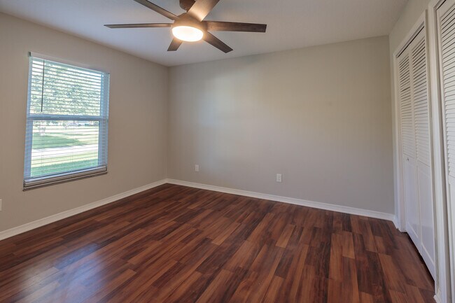 Building Photo - 842 SE Streamlet Ave