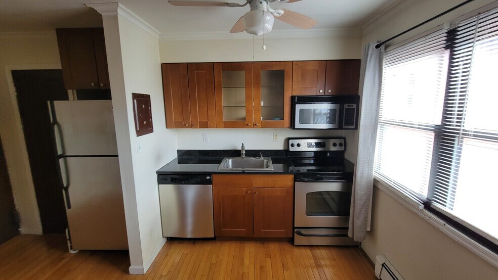 Building Photo - 56 68th St