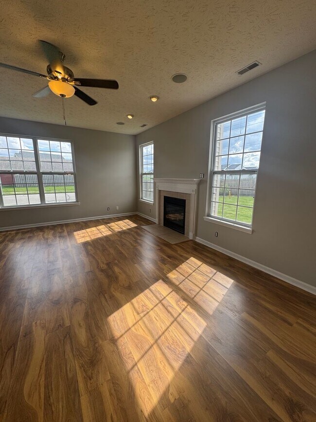 Building Photo - Three Bedroom Home with Fenced in Yard!
