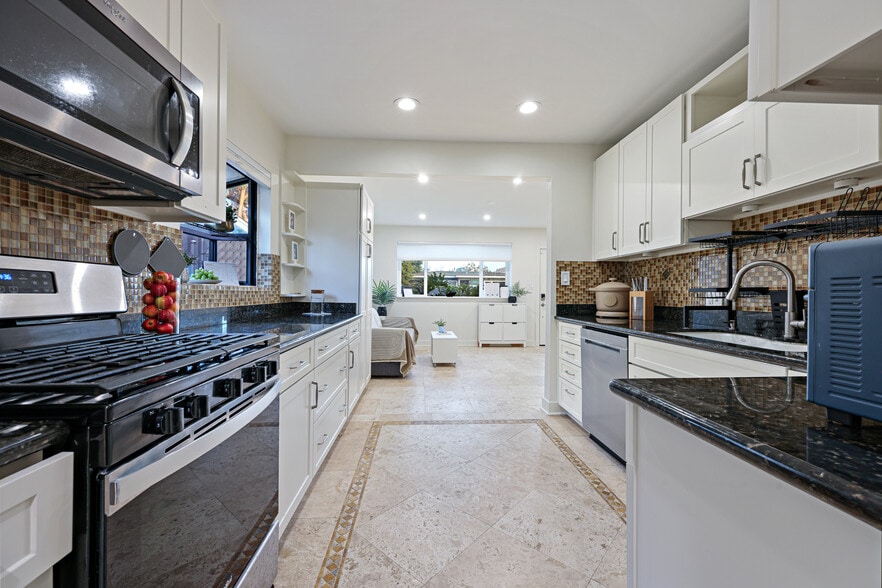 Kitchen - 1370 Nashville St