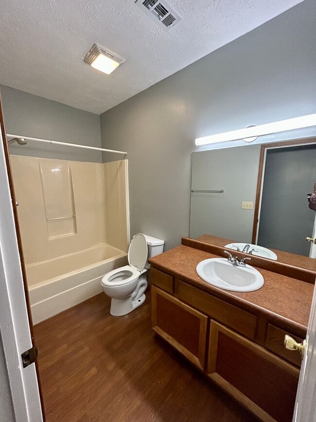 Building Photo - Beautiful 3 level home on a quiet cul-de-sac in Greenbrier Knolls--AVAILABLE NOW!!!!