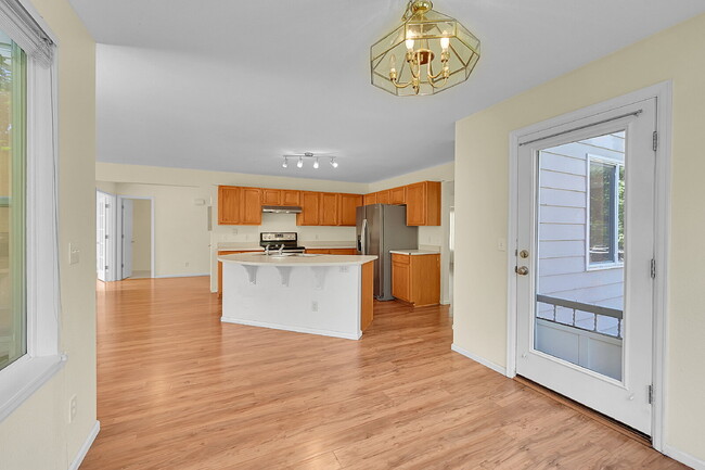 Building Photo - $2,795.00, 3-bed, 3.5-bath with bonus room...