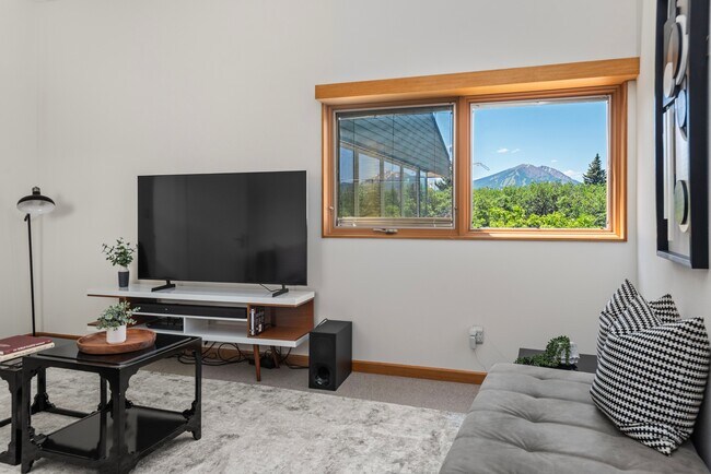 Building Photo - 623 Johnson Dr
