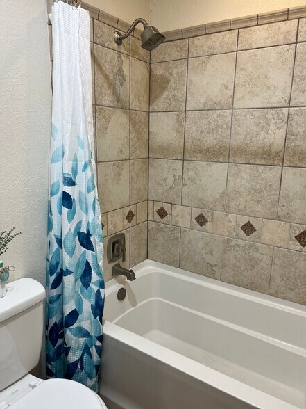 Building Photo - 819 Red Bird Ln