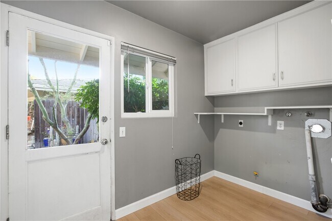 Building Photo - 1185 La Subida Ct