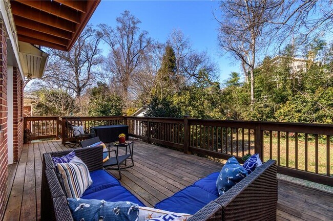 Building Photo - 628 Cooledge Ave NE