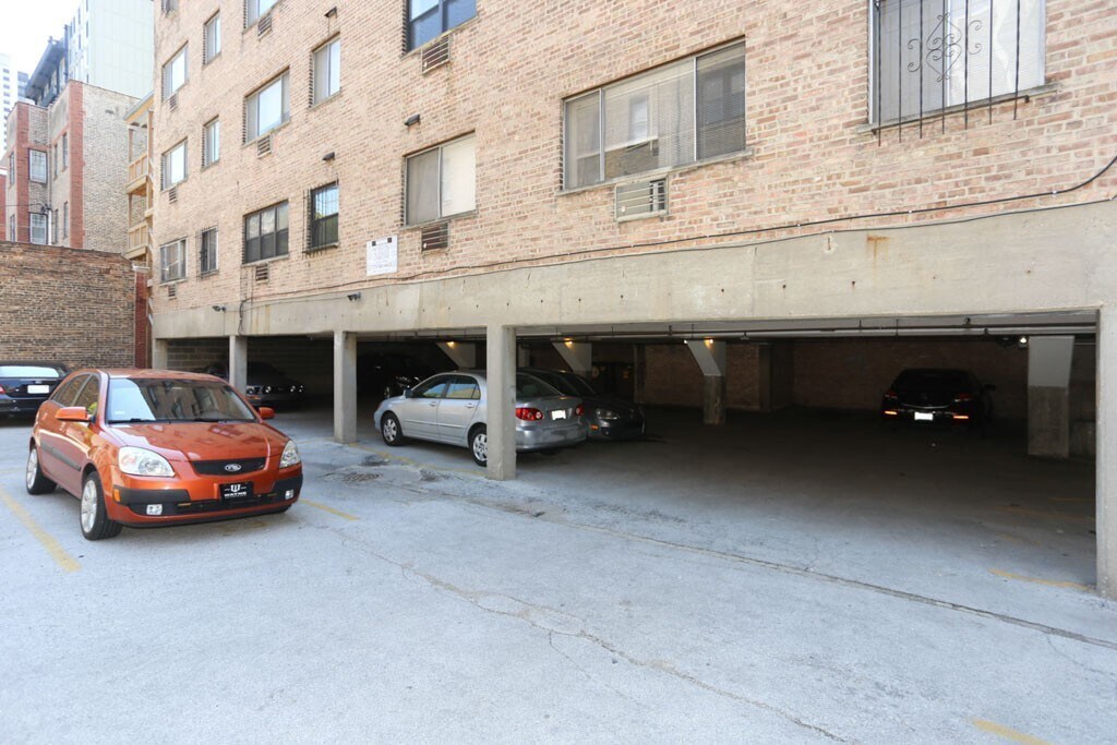 Building Photo - 502 W Briar Pl