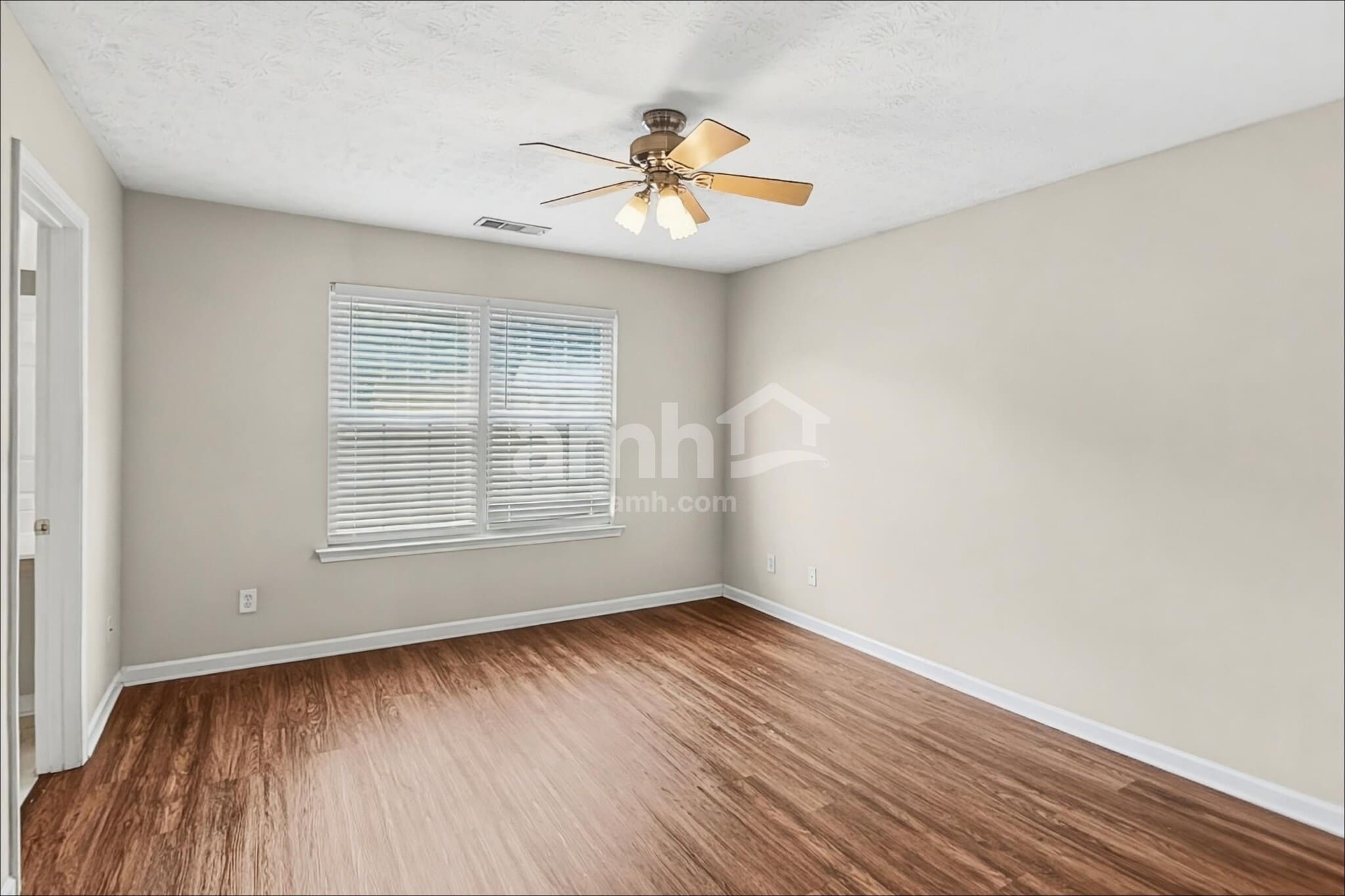 Building Photo - 1244 W Oaks Way