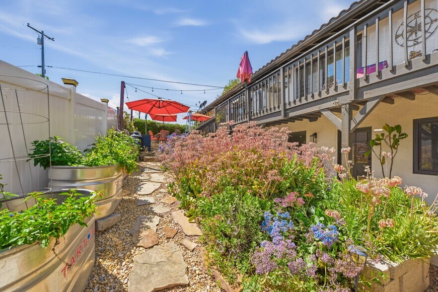 Building Photo - 234 Spanish Spur