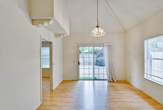 Building Photo - Lovely and spacious 3BR 2.5BA townhouse in...