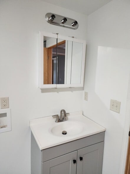Building Photo - 477 Plaza Dr