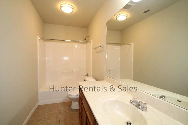 Building Photo - Spacious Duplex!