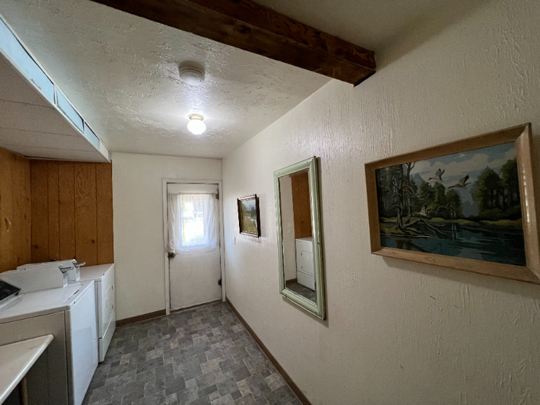 Building Photo - 632 1st Ave E