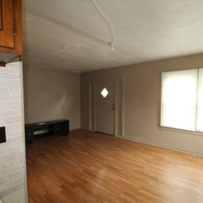 Building Photo - 415 Chatauqua Ln.