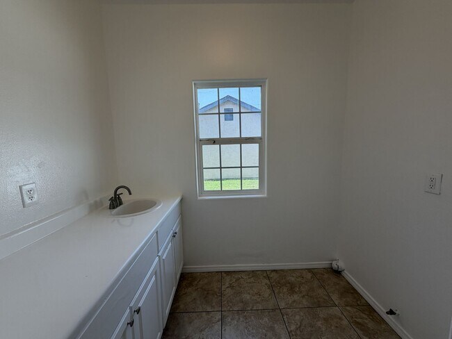 Building Photo - RV T 7216 Yates St Unit A