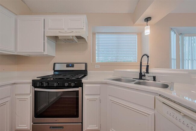 Building Photo - 15827 Beechnut St