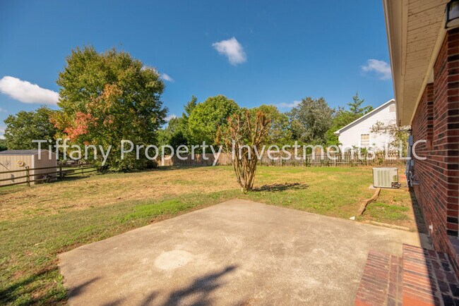 Building Photo - 2427 Hunters Way