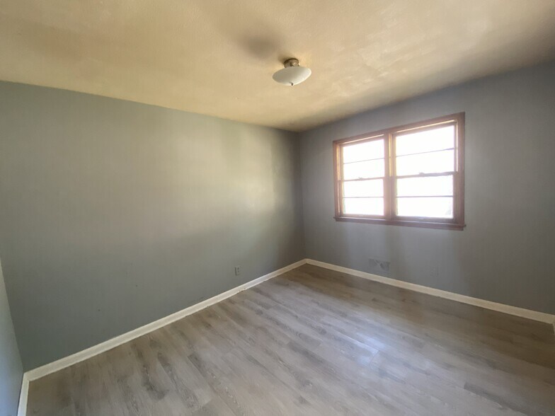 Building Photo - 4533 University Ave NE