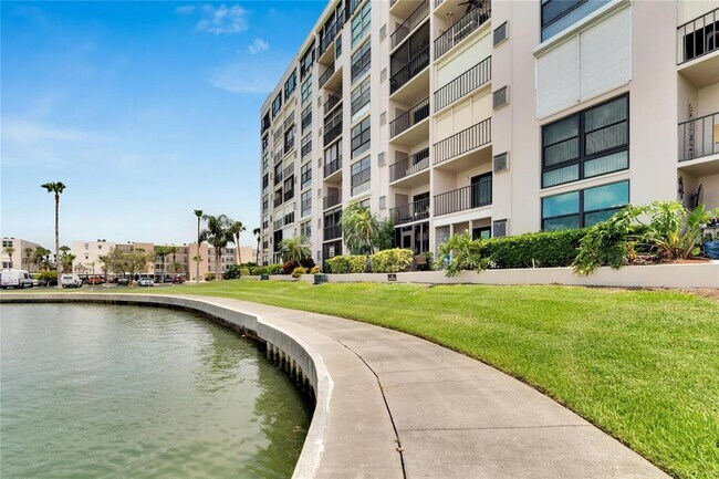 Building Photo - 7700 Sun Island Dr S