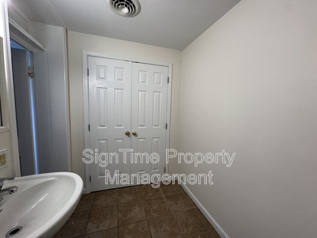 Building Photo - 40 E Franklin St