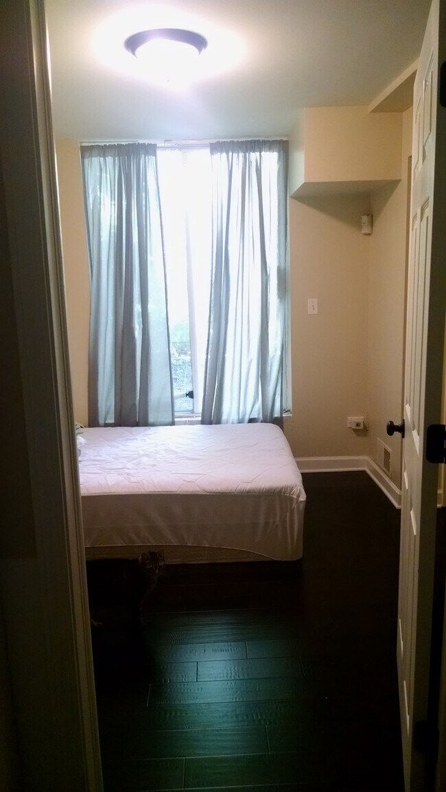 Ground floor bedroom with outdoor access - 6127 S Woodlawn Ave